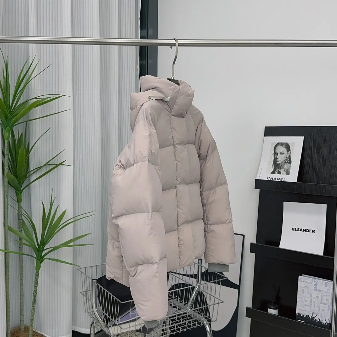 P760 [Soft Light Powder] Style number: Y109 𝘾𝘼𝙉𝘼𝘿𝘼 𝙂𝙊𝙊𝙎𝙀/Canada Goose 2602LB1 Capsule Series Macaron Parka Size: XS S M Down: National standard 80% white duck down, light weight and strong warmth retention. Fabric: Made of soft EnduraLuxe fabric imported from DuPont, CORDURA, USA, which enhances the durability of easy-to-wear parts, is lightweight and durable; the liner is made of 400T anti-velvet gallbladder, which is comfortable, soft and non-velvet.